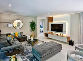 CasaDulce Zimbali- Exquisite 4 bedroom home with expansive yard and pool，位于巴利托的酒店