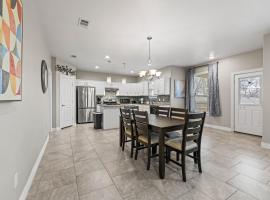 Spacious Grand Prairie Getaway, hotel in Grand Prairie