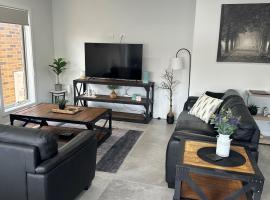 Lbarza New Exec 3BR Townhouse walk to shopping centre, hotel din Kialla
