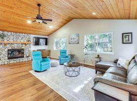 Swim, Hike, Ski & Unwind: Lake Arrowhead Retreat!, hotel a Lake Arrowhead