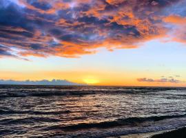Tiki Hale Lua at the Surf and Racquet Club, cabana o cottage a Kailua-Kona