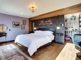The Salome - ADA Accessible at The Louie Boutique Motel, Walk to Everything! Dog Friendly!