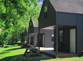 Riverfront Getaway Cabin #1 - Sleeps 4, hotel en Stockton