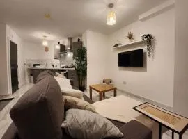 SuperValue Suite 1 - Fast WiFi, Hotel Linen, Keyless Entry, City only 10 Mins - BY PROPERTY PROMISE