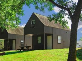 Riverfront Getaway Cabin #2 - Sleeps 5, hotel en Stockton