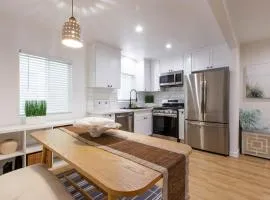Stylish Long Beach Retreat Walk to Beach Bars