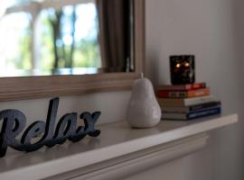 Villa Piccola Casa, Premier 2 Storey Villa, 2 Bedrooms, both with private ensuites, with third toilet on the ground floor: Pokolbin şehrinde bir spa oteli