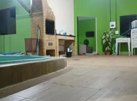 Casa com piscina e churrasqueira para família