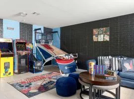 Newark Gem Ruby 3BR, 3BA - Sleeps 14 - Walk to Prudential Center and Newark Penn Station, Near EWR and American Dream Mall, includes Parking - WiFi - Laundry - Backyard - Gym