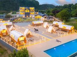 Gapyeong JH PoolVilla & Glamping, hotel v destinaci Gapyeong