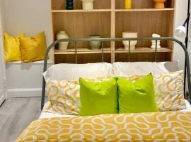 Cozy 1 bedroom House, Sleeps 3 - long and short stay welcome