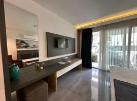 LUX Courtyard Studio