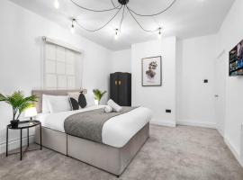 Stylish 3 Bed Townhouse - Netflix - Gated Development - Wolverhampton Centre 1CO, hotel in Wolverhampton