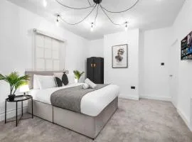 Stylish 3 Bed Townhouse - Netflix - Gated Development - Wolverhampton Centre 1CO