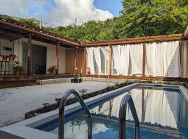 Corten Villa - A Vacation within Your Vacation, hotel v destinaci Saint Georgeʼs