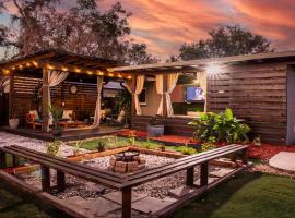 Stylish 4BR with Outdoor Space, Busch Gardens - Renovated