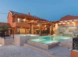 Luxury Villa Finessa Skradin 1 with heated pool, jacuzzi and sauna, hôtel à Skradin