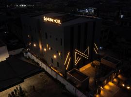 Bay Hotel, hotel com estacionamento em Magbon