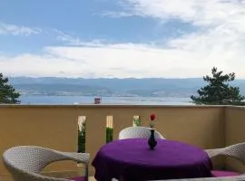 Holiday House In Šilo With Green Garden