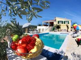 Tolles Ferienhaus in Grohote mit Privatem Pool und Meerblick