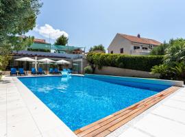 Luxuriöse Ferienwohnung Mit Poolblick, hotel in Splitska