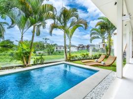 2 Bedroom Mediterranean Villa with Private Pool & Paddy view, Canggu, khách sạn ở Munggu