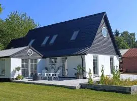 Stay Comfortably In Scenic Surroundings