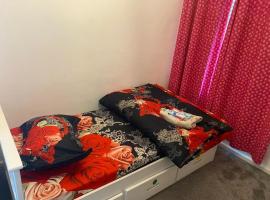 Rooms in a home, walking distance to tube station, hotel v destinaci Dagenham