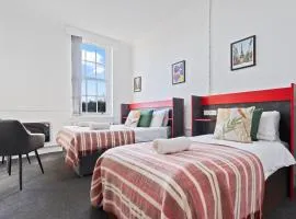 Vibrant, spacious studio with Parking and Netflix