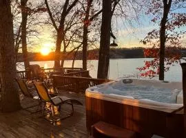 Lakefront Home with Amazing Views, Hot tub, Boat JetSki Rental Option