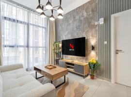 1BHK Private Apartment - Dreamers Nest，Sharjah Intl的附設泳池的飯店