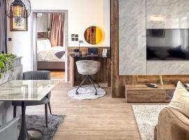 The Penthouse at The Courtyard by GidiStays, hotel en Ilado
