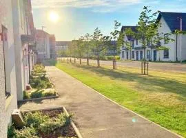 3 bed house with parking near airport