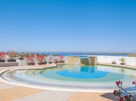 Condos with Spectacular Views & Pool Onsite, hotel en La Paz