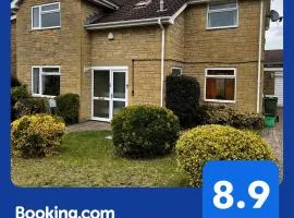Premium Deal l Hill View Home l Last-Minute Offer l Cheltenham l AJ Properties l Perfect for Short or Long Stays l 4Beds 4Bedrooms