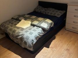 Double room in a shared house, Hotel in Hornchurch