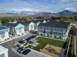 Modern 3BR Retreat Mtn Views & Garage Parking