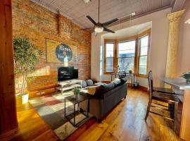 Stunning Studio Overlooking Main Street Parkade!, κατάλυμα με κουζίνα σε Cedar Falls