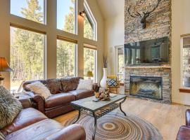 Deck, Hot Tub and Fire Pit Mtn-View Packwood Cabin, hotel a Packwood