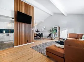 Hot Tub, Game Room, 4 Bedrooms, Gorgeous Remodel