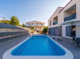 Apartments Cozy, ξενοδοχείο σε Lukoran