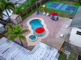 Tropical Oasis- Pickleball, Pool, Hot Tub- 15 min to beach
