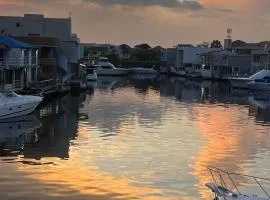 Casa Bote Con Vista a Los Canales De Lecheria Con Muelle Privado