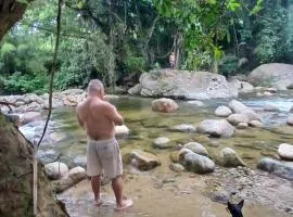 Casa com cachoeira no quintal