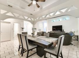 Fenced Yard Home Near Hospitals in Edinburg!，位于爱丁堡的酒店