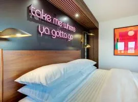 The Berry at The Louie Boutique Motel, Walk to Everything! Dog Friendly!