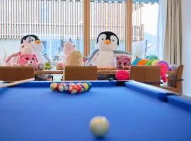 TROPICAL ISLAND 23C - Seesicht - Massage - BBQ - Billiard - Tischkicker - Penthouse - Parkplatz、エーニンゲンのコテージ