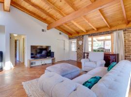 4 Mi to Lake Wohlford Cabin in Escondido, ξενοδοχείο σε Valley Center