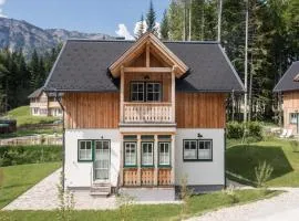 Dreamy holiday home on Lake Grundlsee with sauna