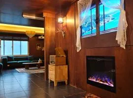 Hongdae Main Street Unique Interior, Spacious Room